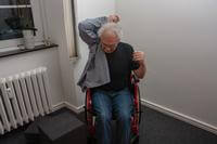 Beweglichkeit in den Armen - über den Kopf greifen und die Jacke hinter dem Rücken platzieren