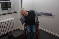 raumgreifende Bewegung - den Arm in den Ärmel gleiten lassen.